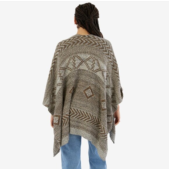 The Jetset Diaries Plus Knit Poncho - Picture 4 of 15